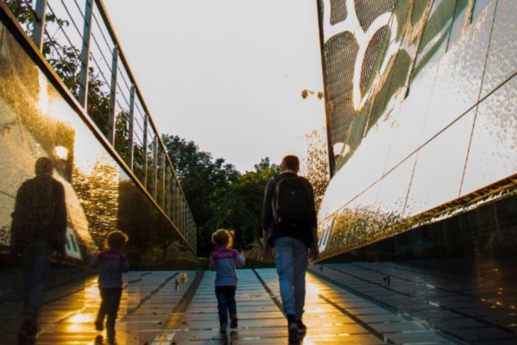Dubai Frame with kids